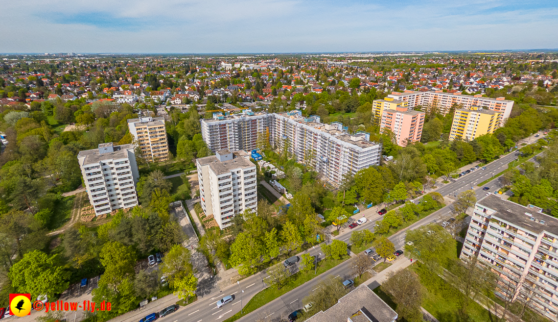 04.05.2023 - Luftbilder von der Fassadensanierung am Karl-Marx-Ring 11-21 in Neuperlach